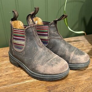 Blundstone Distressed Brown Boots with Multicolor Elastic